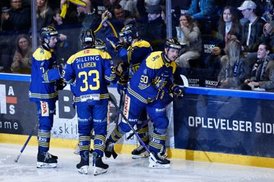 Mathias Bau Hansen (t.h.) har netop bragt Blue Fox foran 1-0 og fejrer scoringen med blandt andre Terrance Amorosa og Kasper Larsen.