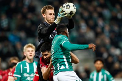 Elias Olafsson griber bolden foran Viborg-målscorer Dorian Junior, men den islandske målvogter og holdkammeraterne havde mest grund til at ærgre sig efter derbyet.