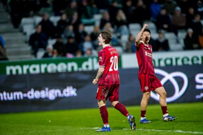 Valdemar Byskov (t.v.) og Gue-sung Cho jubler efter førstnævntes scoring mod Viborg, men FCM-mandskabet dummede sig igen og smed atter point i guldkampen.