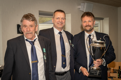 Top tre i finalen ved generalforsamlingsskydningen i Silkeborg Skyttelaug lørdag. Fra venstre er det Holger Buch-Larsen (nummer tre), Preben Mosgaard (nummer 2) og Ulrik Sort (vinder).