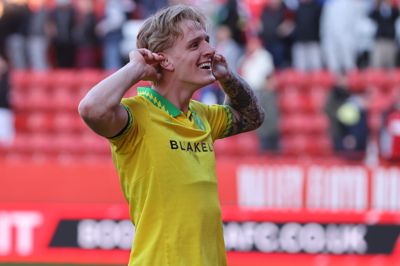 Pelle Mattsson fejrer sejren over Charlton med de godt 3000 medrejsende Norwich-fans. - Jeg var faktisk ret overrasket over, at der var så mange fans, lød det efterfølgende fra Pelle Mattsson.