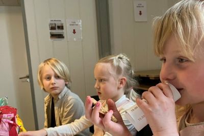 Thor, Ingrid og Gry Lindholm var en del af sangmarathon Thorning. De tre unge mnnesker kunne Kim Larsens »Jutlandia« udenad.