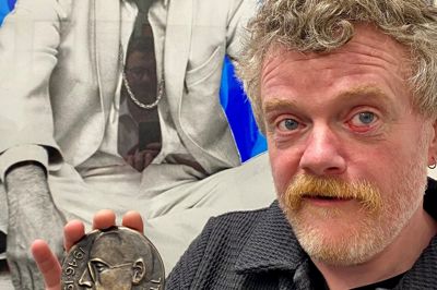 Flemming Lund med kunstnernavnet »Slagger Lund« med Dan Turèll Medaljen, som han modtog forleden på Vangede Bibliotek, som også rummer Dan Turèll Samlingen.