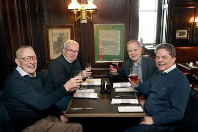Niels Viggo Malle, Jørn Lodahl, Anders Frederiksen og Henrik Sørensen - set fra venstre mod højre - var alle elever i Midtbank i midten af 1970'erne. Mandag hævede de glassene og huskede tilbage på rafleklubben og stambordet, som var en fast del af både bankens og restaurantens uge gennem tæt ved et halvt århundrede.