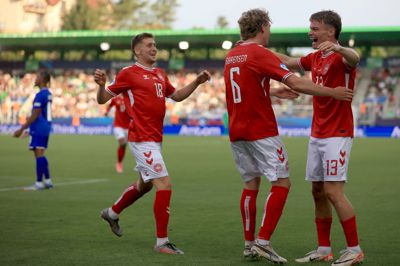 Victor Bak (t.h.) jubler med Oliver Sørensen (i.m.) og Oscar Fraulo, efter at Oliver Sørensen har bragt Danmark på 2-1 mod Frankrig i kvartfinalen ved U21-EM sidste sommer. Nu er Victor Bak for første gang en del af det danske A-landshold, der står foran afgørende VM-playoff-kampe.
