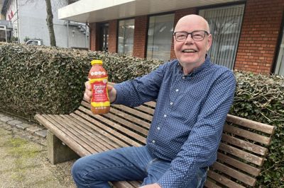 Erik Nørkjær blev for mange år siden vild med den amerikanske dressing, Dorothy Lynch. Og han har mange »røde flasker« stående i køleskabet i Aulum.