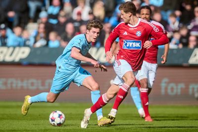 SIF's Pedro Ganchas i rødt forrest og Robin Østrøm i baggrunden holdt nullet mod Randers FC og Mike Kofoed Themsen i blåt. En forbedret defensiv er vigtig for SIF i nedrykningskampen.