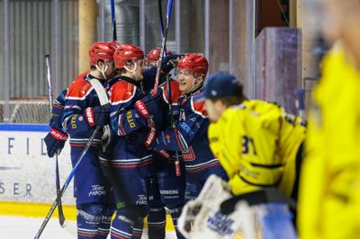 De blå-røde spillere fra Rungsted havde et udfordrende grundspil, hvor man var ramt af mange skader til nøglespillere og blot sluttede som nummer seks. Men i kvartfinaleserien blev Esbjerg Energy, der tog grundspillets tredjeplads, sat på plads. Rungsted vandt serien 4-1 i kampe.