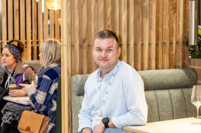 Jeppe Schönbeck fra Østergaard Intérieur sidder i en af de sofaer, de sælger i virksomheden.