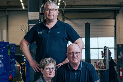 Per Jensen - stående -overtager 1. aril autoværkstedet fra ægteparret Metha og Tonny Elkjær Hansen.