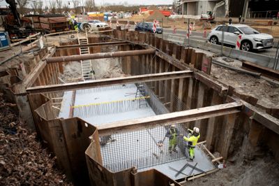 Entreprenørfirmaet Ivan Jakobsen er i gang med at bygge væggene op til det store sand- og oliefang, der skal sikre renere søer. Regnvandet fra sydbyen skal ledes igennem den kæmpestore »betonkasse«, der er på størrelse med to bybusser parkeret ved siden af hinanden. Her bliver vandet bremset, så sand og grus falder til bunds, og renere vand ender i Remstrup Å.