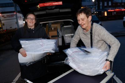 Dorthe Lund Madsen og Susanne Wass læsser i de tidligere morgentimer de første stemmesedler i bilen og gør klar til at køre ud til et af Ikast-Brandes seks afstemningssteder.