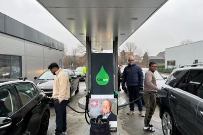 Køen ved Go'on på Dæmningen gik ved 7-tiden i morges hele vejen rundt om Dyrehospitalet Heden. På tanken kunne bilisterne spare 3,35 kroner per liter benzin og 2,25 kroner per liter diesel - sponseret af Dansk Folkeparti.