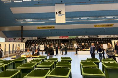 Hvad skal man med de skraldespande? Sådan lød et af spørgsmålene blandt elever fra Ikast, som begyndte undervisningen med at overvære valghandlingen.