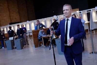 Byrådsmedlem Bruno Hansen har ringet med klokken og officielt åbnet valgdagen i Herning.