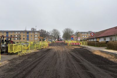 Som man kan se, har Ikast-Brande Spildevand åbnet en passage direkte igennem det afspærrede område, hvor rundkørslen ved Jens Holdgårds Vej og Stadion Allé er gravet op. Det betyder formentlig, at bekymringerne om en trafikprop er afblæst.