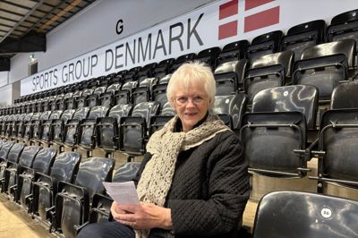 Lis M. Nielsen er formand i Ældre Sagen Ikast og blandt en af de første vælgere i Sportscenter Ikast. Det er ikke kun demokratiet, som holder fest i dag - det samme gør Ældre Sagen Ikast i aften, hvor der er årsmøde.