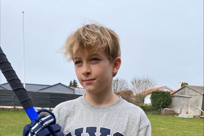 Halfdan Flint spiller rollen som lillebror til hovedpersonen Oliver i Jonas Risvigs film Momentum. Efter optagelserne i ishocey-hallen i Herning fik han handskerne og ishockey-staven af Lars Bach, ungdomsansvarlig i Herning Blue Fox, der lærte ham at stå på skøjter. Staven har tilhørt Blue Fox-anfører og landsholdsspiller Morten Poulsen.