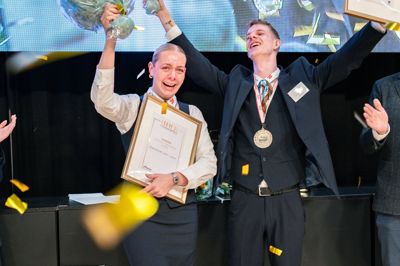 Mathilde Førster og Kasper T. Larsen fra College 360 blev kåret som Årets tjenerelever 2026 ved mandagens elevkonkurrence for kokke og tjenere i Messecenter Herning.