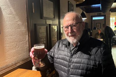 88-årige Preben Eriksen var blandt de første til at stemme inde på Gadespejlet. Forinden havde han sat det rigtige kryds ovre i kongrescentret.