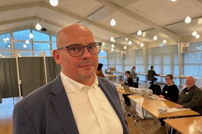Dennis Barbesgaard er leder af valgstedet i Kulturhuset i Spjald, og han kalder det spændende at være med til at styre en lille del af demokratiet.