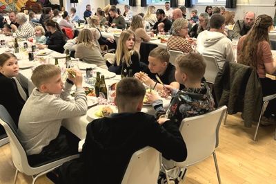 Støtteforeningen med det mundrette navn »Vennerne af friskolen, fribørnehaven samt frivuggestuen beliggende i Sparkær by« var vært for over 100 børn og voksne til støttearrangementet.