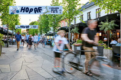 På fredag begynder kampagne, der skal få flere til at hoppe af cyklen eller løbehjulet, når de kører gennem gågaden i midtbyen.
