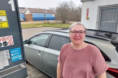 Gunvør Høgnesen kører hver dag fra Sdr. Felding til Herning på arbejde. Det kniber med at have råd til det efter priserne på brændstof er steget voldsomt.