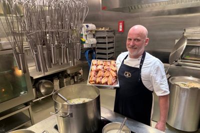 Hotel Eydes køkkenchef, Jacob Nielsen, og hans hold er mere end klar til at servere stegt flæsk og persillesovs til valgaftenens mange gæster på hotellets restaurant.
