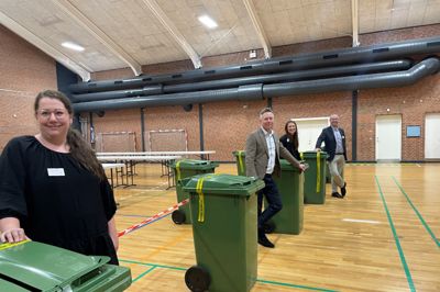 Forrest Anne Ravn Bach med Henrik Overgaard, Maria Bækgaard og Henrik Christiansen, som alle sørger for, at de udleverede stemmesedler bliver lagt i stemmeurnerne og ikke forlader valglokalet.