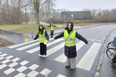 Skolepatruljen ved Gullestrup smiler og vinker hver morgen, når taxavognmand Kurt Nielsen kommer forbi. Denne uges hold ved fodgængerovergangen er Bianka Misiurek og til venstre Yasmin Jaatar. Bag dem er det Sofie Dejbjærg.