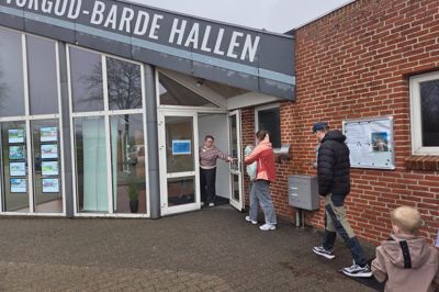 Tirsdag morgen stod vælgerne i kø foran Vorgod-Barde Hallen, og samtaleemnet var, hvorfor valgstedet er blevet flyttet fra forsamlingshuset.