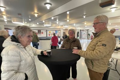 Ellen Bergh fik sig en kop kaffe i foyeren ved Brande Hallerne med Lise og Poul Erik Kristiansen, efter at krydset var sat.
