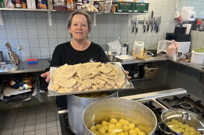 Lisi Jeppesen, indehaver af Den Varme Pande i Hodsager Multicenter, med et af de mange fade med utilberedt valgflæsk.