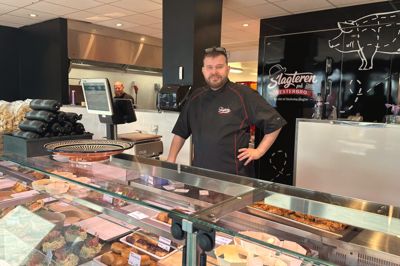 Slagtermester Martin Hall Mortensen var klar til det helt store rykind, da Stoholm Slagters Viborg-afdeling, Slagteren på Vesterbro, tirsdag åbnede efter en flytning til adressen Vesterbrogade 14 A.