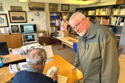 Poul Erik Damgaard, Stoholm, kom lørdag til åbent hus i Æ Fjandboarkiv, og han ville ikke udelukke, at man snart kan se ham deltage i det frivillige arbejde på arbejdet på torsdage. Bjarne Nørgaard med ryggen til er i forvejen en del af bemandingen, og i baggrunden er det arkivleder Ruth Meller Sørensen.