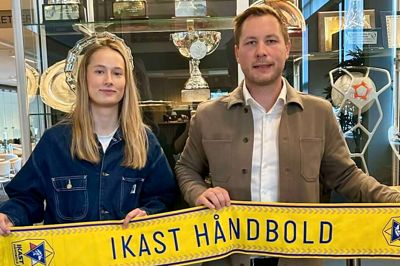 Victoria Mørk bliver budt velkommen til Ikast Håndbold af direktør Daniel Grønhøj.