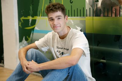 Leander den Haan er førstegangsvælger ved et folketingsvalg og går til daglig på Handelsgymnasiet Ikast-Brande. Vi følger ham og hans familie gennem valgaftenen.