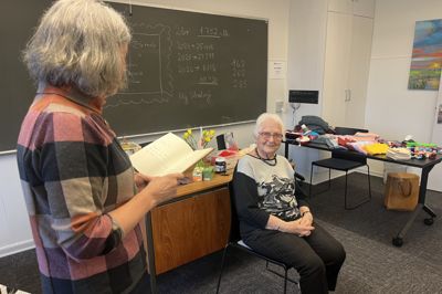 Formand for Røde Kors Vildbjerg-Trehøje, Conni Østerbøg Fuglsbjerg, overrækker jubilæumsnålen til den 96-årige Karen Mosekjær.