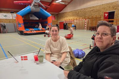 Jette Keller (t.h.) og Katrine Kold Pedersen er lokket af gratis kaffe i Troldtekt Hallen, hvor deres børn også har fået slush ice.