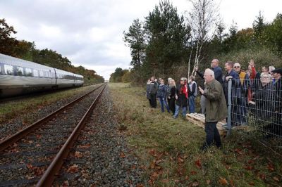 Beboere fra Kølkær og Fasterholt har tidligere forsøgt at råbe politikerne op for at få deres trinbræt tilbage, men foreløbig kan de kun vinke til toget, der suser gennem de to landsbyer uden at standse.