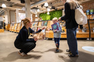 Biblioteket i Herning slog for første gang dørene op til valgcafé med indslag undervejs, valgflæsk og live-stream. Her bliver der delt valgflæsk ud til en ung borger.