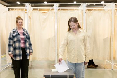 15-årige Laura Jensen hjalp traditionen tro sin mor Kristina Jensen med at putte stemmesedlen i boksen - mest til ære for Folkebladets fotograf.