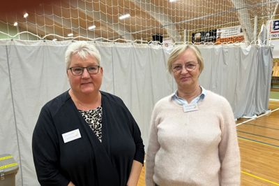 Anne-Marie Berg fra Hampen (t.v.) og Mie Sylvestersen-Platz fra Gludsted var på arbejde som valgtilforordnede i Ejstrupholm Hallen. Men de ville hellere have udført samme funktion i deres hjembyer. Det var blot ikke muligt, for her er valgstederne blevet nedlagt.
