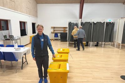Valgstyrer Finn Brostrup var godt tilfreds med, at valglokalet i Nørre Snede Hallen denne gang var udstyret med hele fem bokse. Ved forrige valg, kommunalvalget, var der kun tre, og det gav kø.
