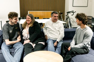 Familien den Haan kastede sig i sofaen her i Sport Star College, hvor også Thomas Lauridsen (t.h.) stødte til. Begge unge mænd stemte for første gang og er hver især store talenter inden for badminton og golf.