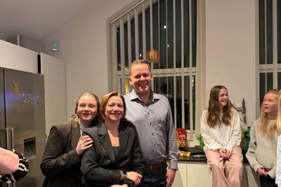 Hjemme hos Dennis Flydtkjær var både venner, familie og frivillige fra valgkampen inviteret til valgfest.