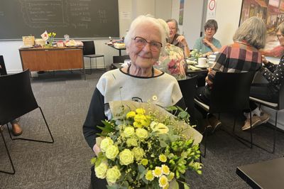 Det var en stolt, glad og meget bevæget Karen Mosekjær, der modtog jubilæumsnålen og den store buket blomster.