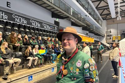 Spejderleder Ditlev Hansen fra Ikast KFUM Spejderne havde arrangeret en anderledes tirsdag aften for børnene, hvor fokus på dannelse og oplysning var blandt temaerne.