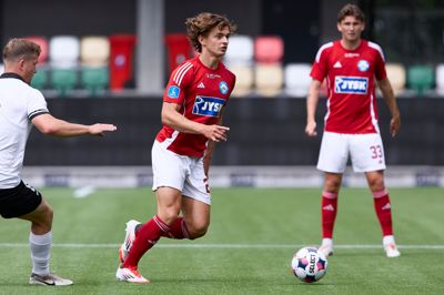 Mads Larsen er med fra start på den defensive midtbane mod AGF, hvor Mads Freundlich, der her ses i baggrunden, ventes at gøre comeback i slutfasen.